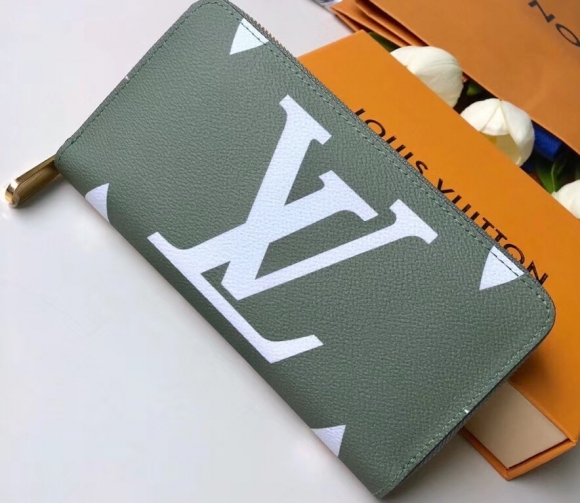 Louis Vuitton Monogram Canvas Zippy Wallet M67549 Kaki bag